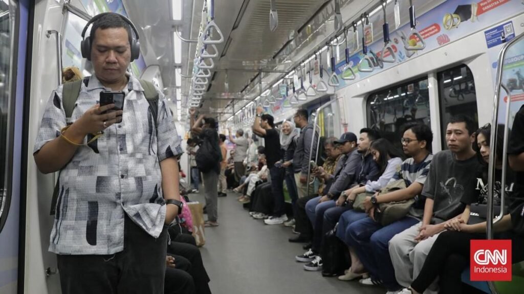 antusias-warga-naik-mrt-tarif-khusus-1-rupiah-1745480225908_169.jpeg