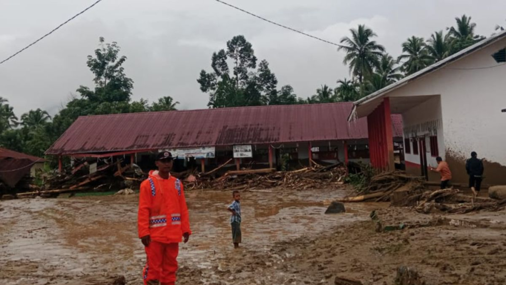 banjir-bandang-melanda-kabupaten-tapanuli-selatan-dua-orang-meninggal-dunia-1_169.png