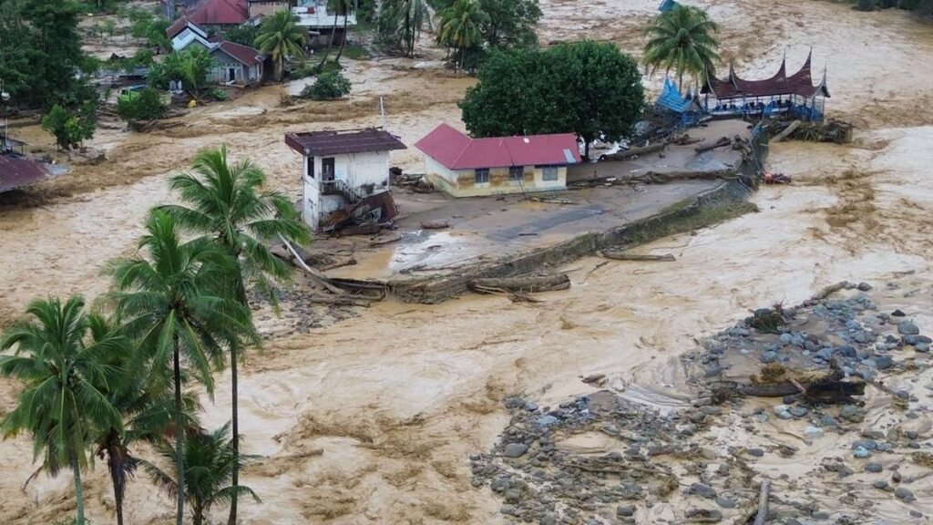 banjir-bandang-meluas-di-padang-1764316980439_169.jpeg