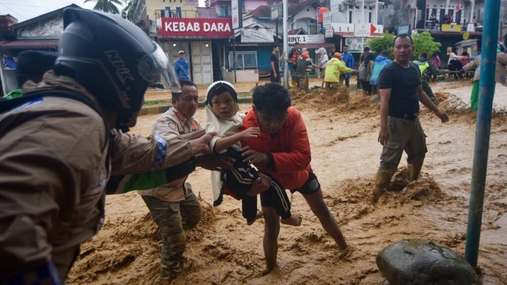 banjir-bandang-meluas-di-padang-1764317159656_169.jpeg