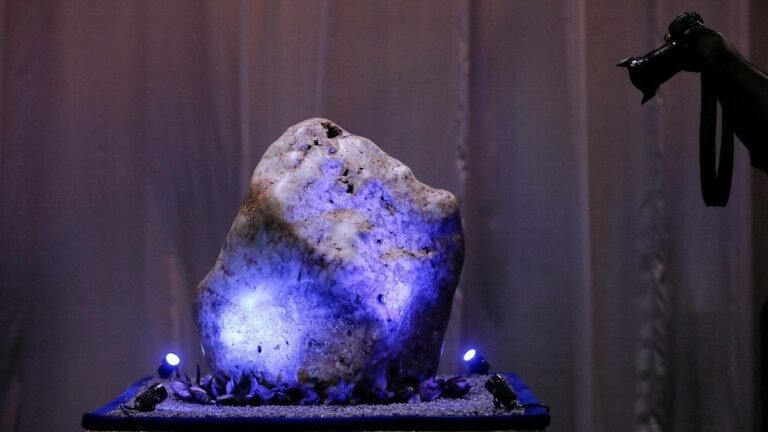 batu-safir-biru-korundum-alami-terbesar-di-dunia_169.jpeg