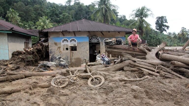 bencana-banjir-bandang-di-tapanuli-selatan-1764324461556_169.jpeg