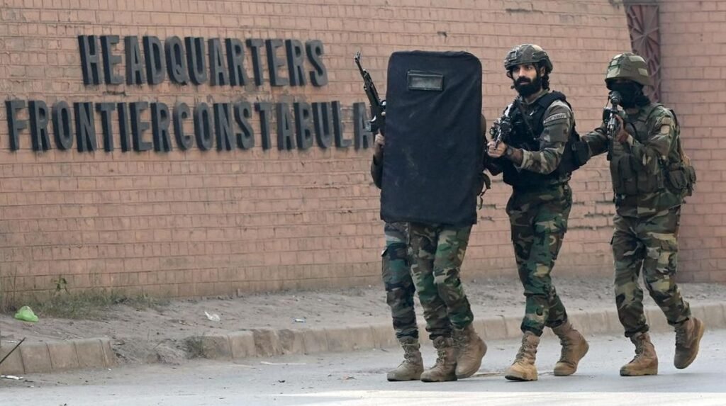 bom-bunuh-diri-guncang-markas-besar-pasukan-paramiliter-pakistan-1763965400571_169.jpeg