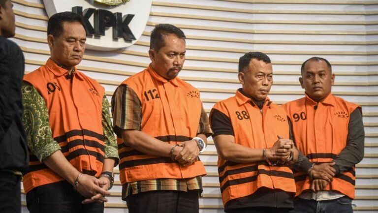 bupati-ponorogo-sugiri-sancoko-ditahan-kpk-1762653978721_169.jpeg