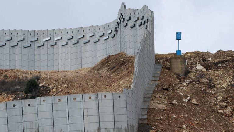 caplok-wilayah-lebanon-israel-bangun-tembok-beton-1763294574663_169.jpeg