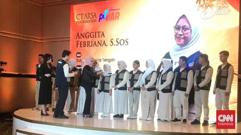 ct-arsa-lepas-15-relawan-guru-muda-mengajar-1762922481960_169.jpeg
