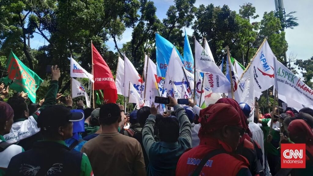 demo-buruh-jalan-medan-merdeka-selatan-ditutup-1763352610736_169.jpeg