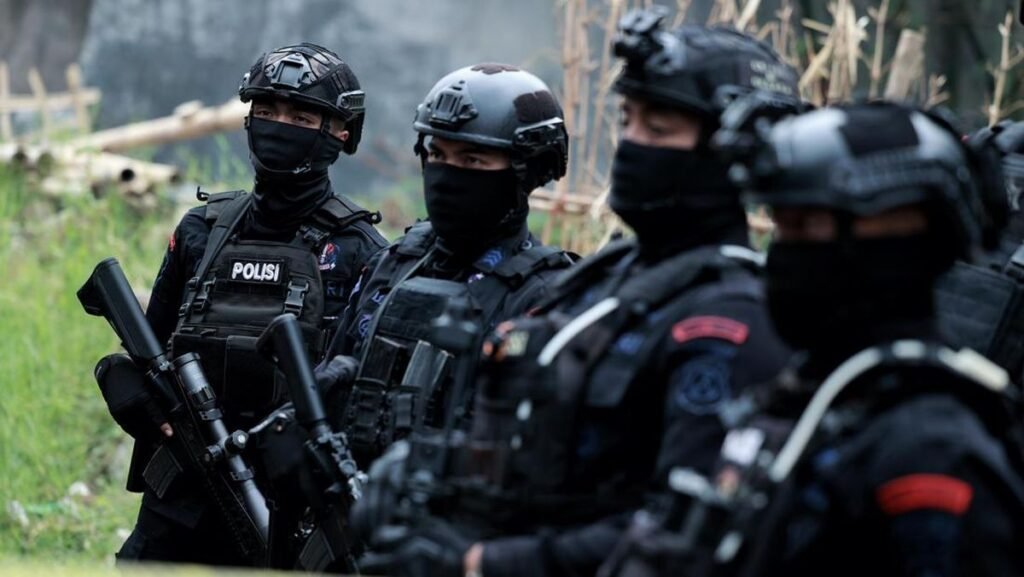 densus-88-tangkap-3-teduga-teroris-di-kota-batu_169.jpeg