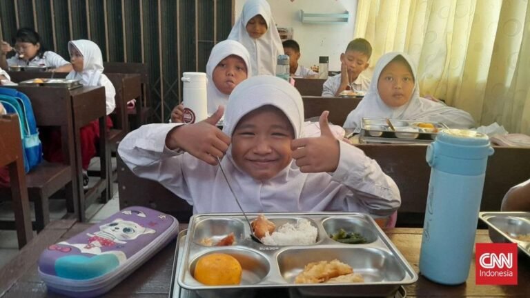 ekspresi-siswa-sd-di-jakbar-acungkan-jempol-saat-dapat-makan-bergizi_169.jpeg