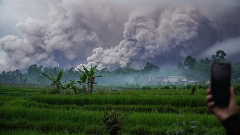 erupsi-gunung-semeru-1763554281910_169.jpeg