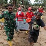evakuasi-korban-banjir-bandang-di-tapanuli-selatan-1764392953668_169.jpeg