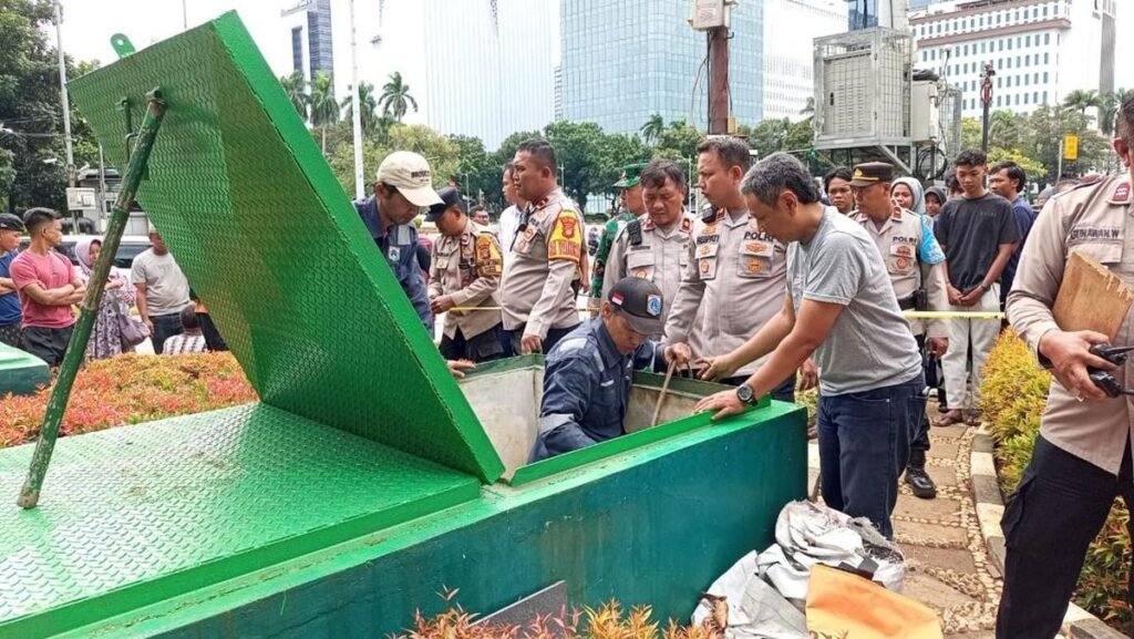 evakuasi-penemuan-mayat-di-patung-kuda-monas-1762933850211_169.jpeg