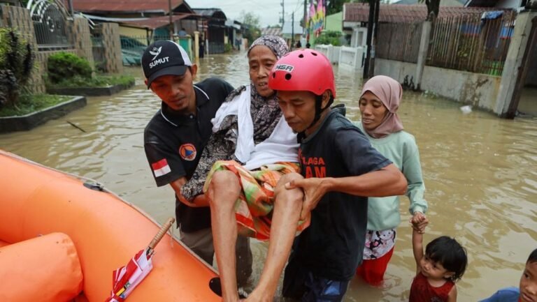 evakuasi-warga-di-banjir-deli-serdang-1764399619387_169.jpeg