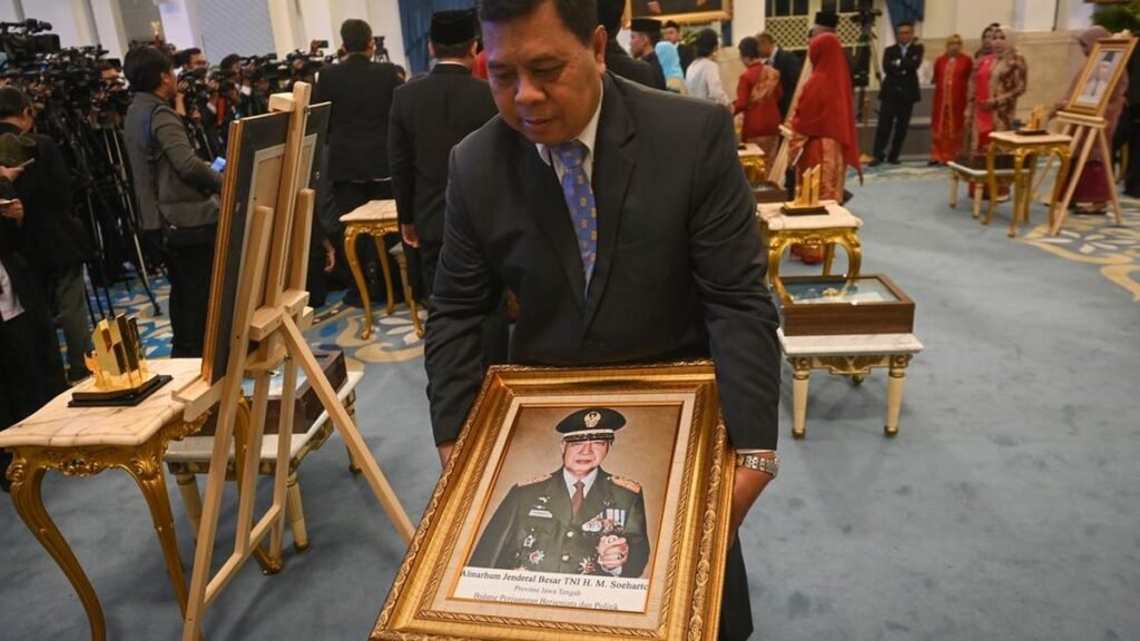 gelar-pahlawan-nasional-untuk-soeharto-dan-tangis-keluarga-marsinah-1762756875065_169.jpeg