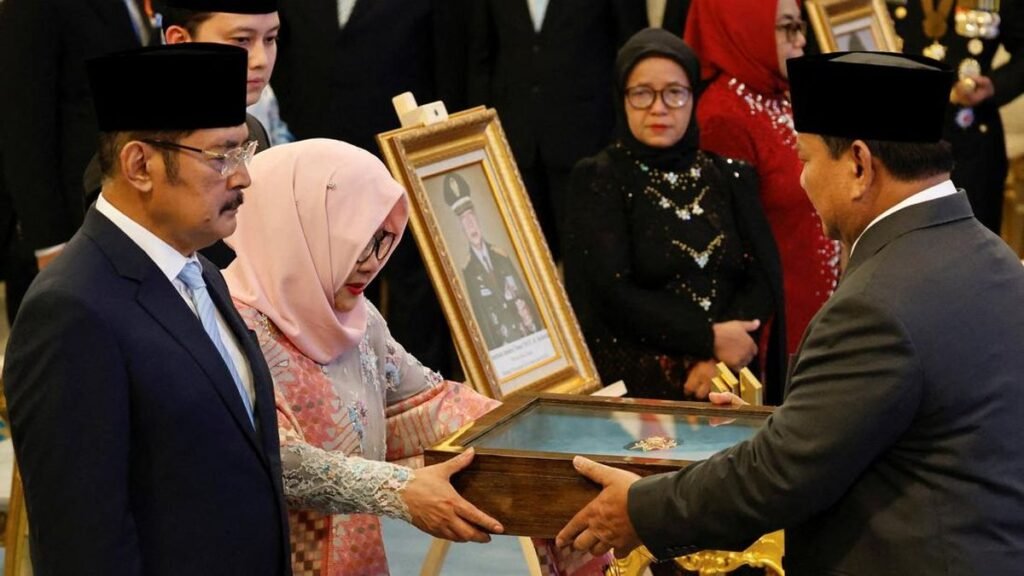 gelar-pahlawan-nasional-untuk-soeharto-dan-tangis-keluarga-marsinah-1762756947110_169.jpeg