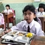 hari-pertama-program-makan-bergizi-gratis-siswa-siswi-di-solo-dapat-susu-kemasan_169.jpeg