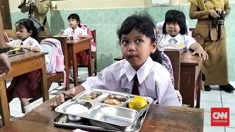 hari-pertama-program-makan-bergizi-gratis-siswa-siswi-di-solo-dapat-susu-kemasan_169.jpeg