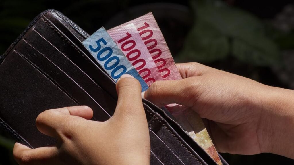 ilustrasi-dompet-berisi-uang-rupiah_169.jpeg