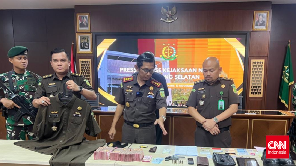 jaksa-gadungan-diringkus-senpi-dan-rp310-juta-disita-1763097125321_169.png