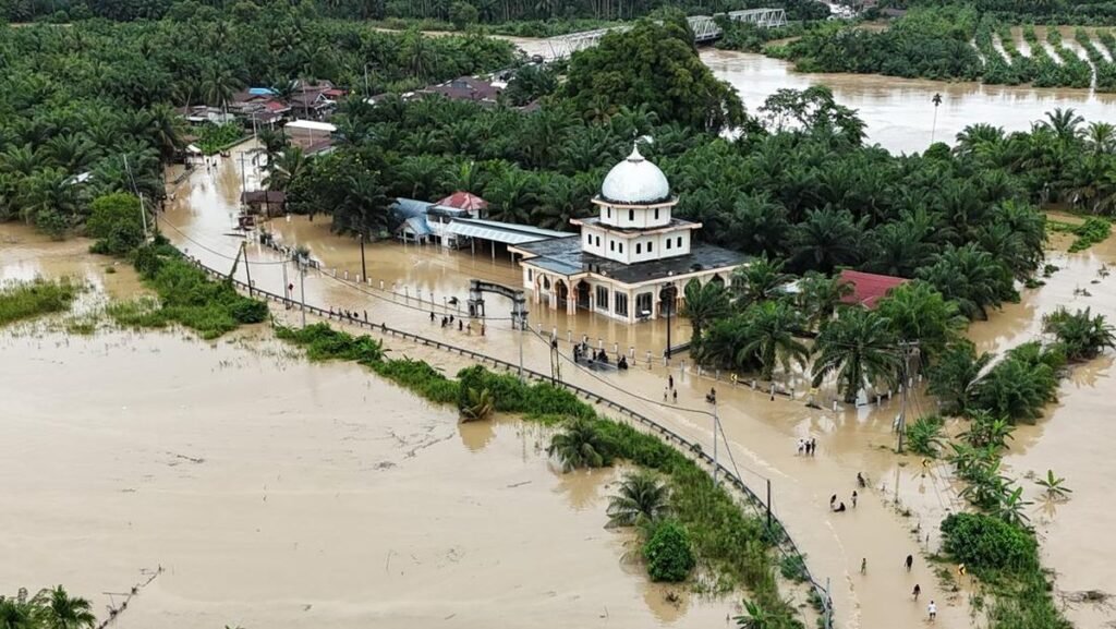 jalan-lintas-nasional-terendam-banjir-1764247302218_169.jpeg