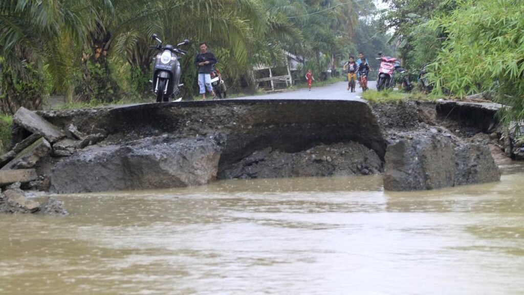 jalan-rusak-diterjang-banjir-di-aceh-barat-1_169.jpeg