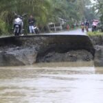 jalan-rusak-diterjang-banjir-di-aceh-barat-1_169.jpeg