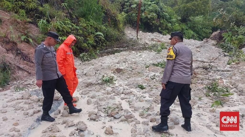 jalinsum-sipirok-taput-lumpuh-total-akibat-longsor-1764051037024_169.jpeg