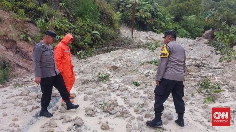 jalinsum-sipirok-taput-lumpuh-total-akibat-longsor-1764051037024_169.jpeg