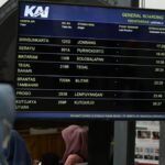 jelang-libur-natal-dan-tahun-baru-penumpang-memadati-stasiun-senen-8_169.jpeg