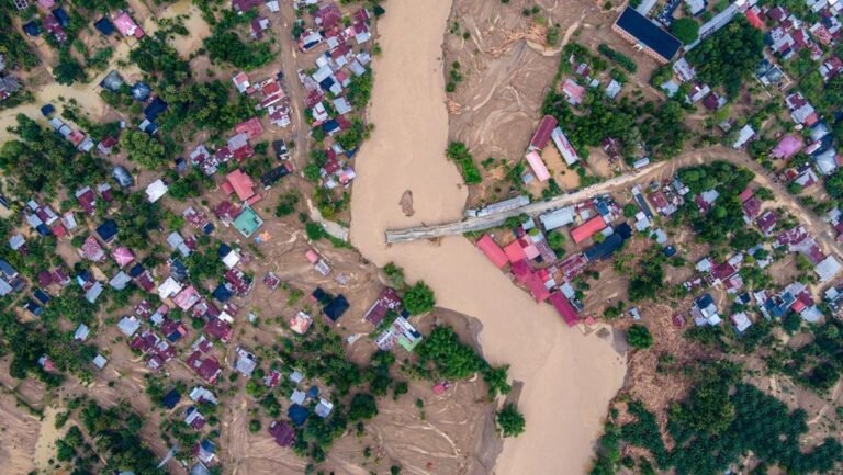 jembatan-penghubung-banda-aceh-medan-putus-akibat-banjir-1764384884512_169.jpeg