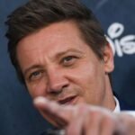 jeremy-renner-pakai-tongkat-saat-tampil-perdana-di-red-carpet-1_169.jpeg