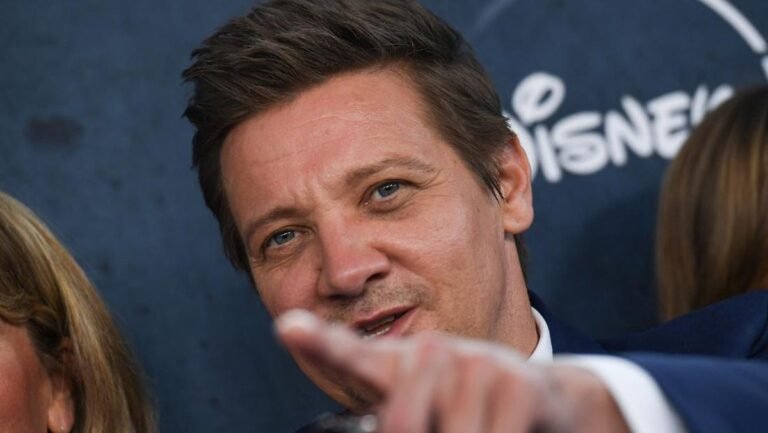 jeremy-renner-pakai-tongkat-saat-tampil-perdana-di-red-carpet-1_169.jpeg