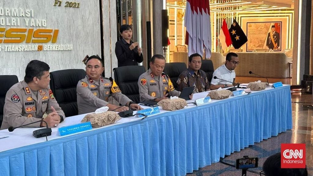 kapolda-metro-jaya-irjen-asep-edi-suheri-merilis-kasus-ijazah-palsu-jokowi-1762487910195_169.jpeg