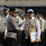 kapolda-metro-jaya-pimpin-apel-pengamanan-swakarsa-jelang-nataru-1764311518602_169.png