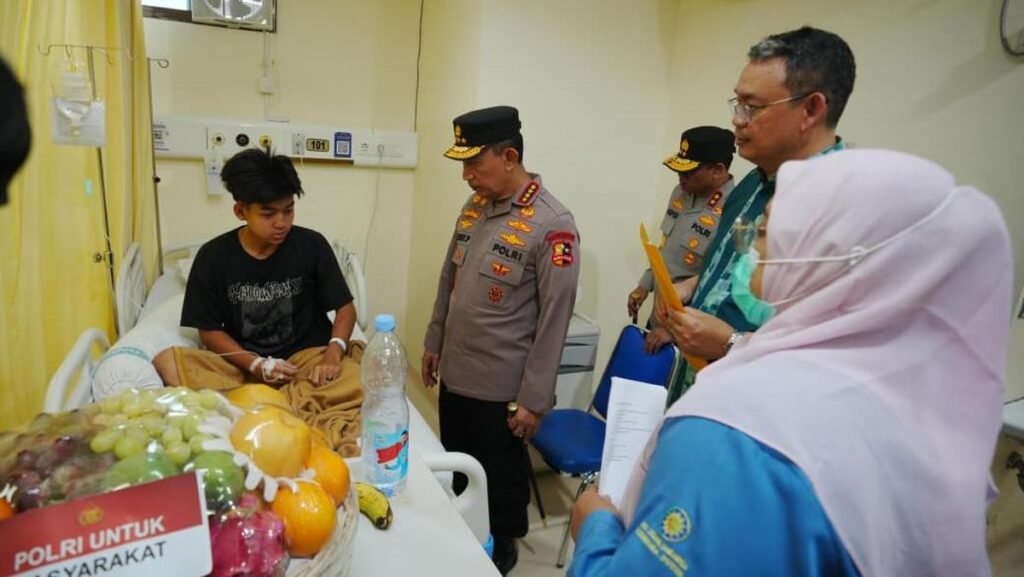 kapolri-listyo-sigit-kunjungi-korban-ledakan-sman-72-di-rsi-cempaka-putih-1762590681421_169.jpeg