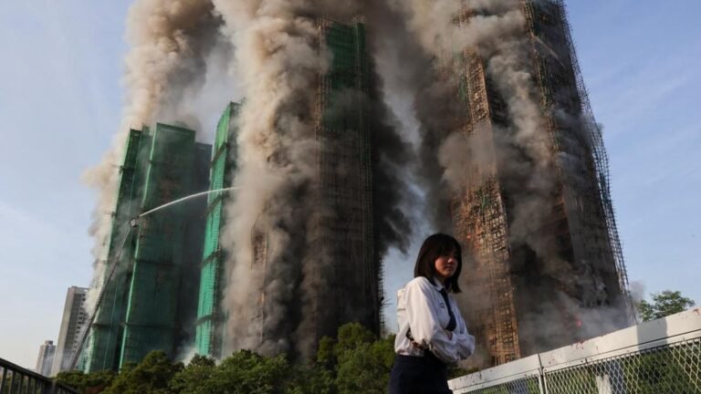 kebakaran-7-tower-apartemen-di-hong-kong-1764216125419_169.jpeg