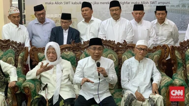 ketua-umum-pbnu-kh-yahya-cholil-staquf-atau-gus-yahya_169.jpeg