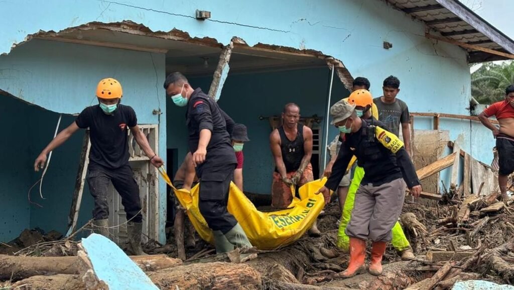 korban-banjir-dan-longsor-di-sumut-147-orang-tewas-dan-174-hilang-1764396864145_169.jpeg