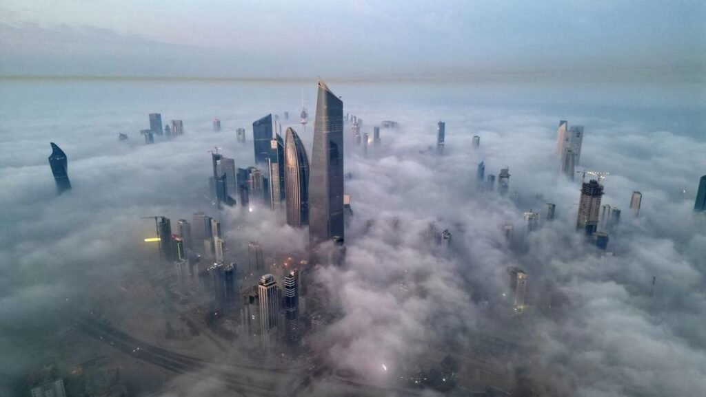 kuwait-diselimuti-kabut-tebal-1763106065723_169.jpeg