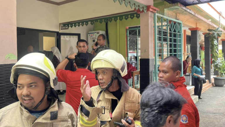 ledakan-terjadi-di-sman-72-kelapa-gading-1762500654290_169.png