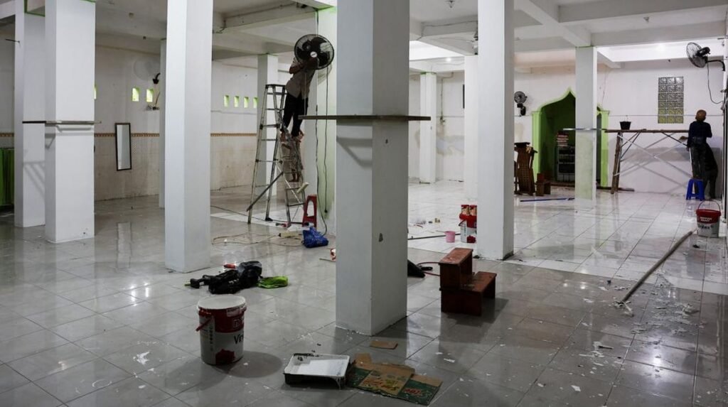 masjid-sma-72-direnovasi-usai-ledakan-1762680219645_169.jpeg