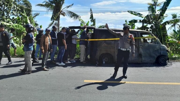 mobil-pengisi-atm-terbakar-di-polman-rp46-miliar-uang-hangus-1762950022982_169.jpeg