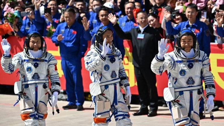 momen-china-kirim-3-astronaut-ke-antariksa-1745555654415_169.jpeg
