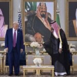 momen-trump-tiba-di-arab-saudi-disambut-pangeran-mbs-1747129717139_169.jpeg