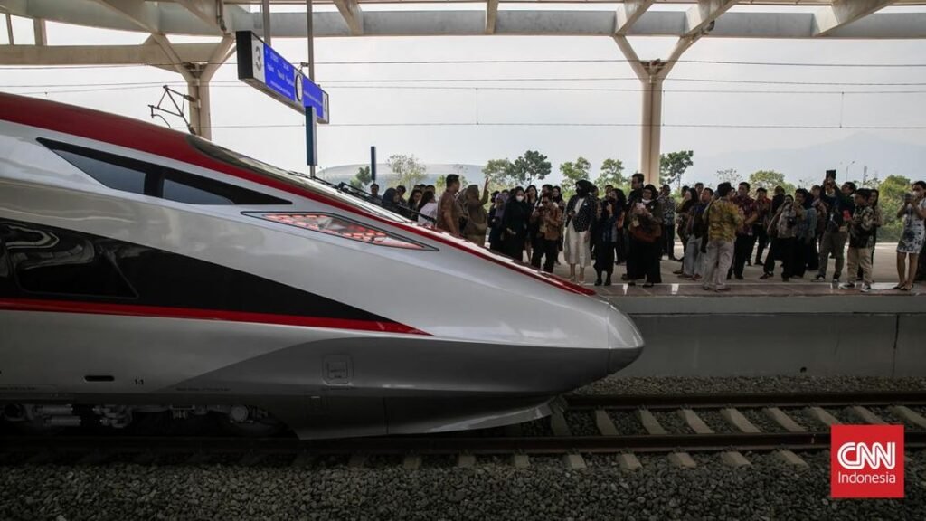 mulai-hari-ini-warga-bisa-jajal-kereta-cepat-jkt-bdg-18_169.jpeg