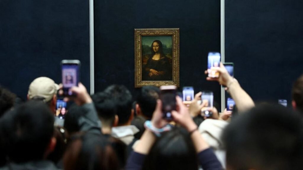 museum-louvre-paris-dibuka-kembali-usai-dirampok-1761184528644_169.jpeg
