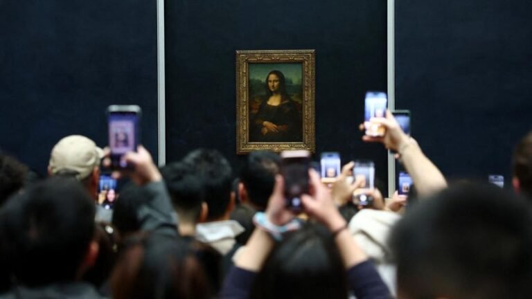 museum-louvre-paris-dibuka-kembali-usai-dirampok-1761184528644_169.jpeg