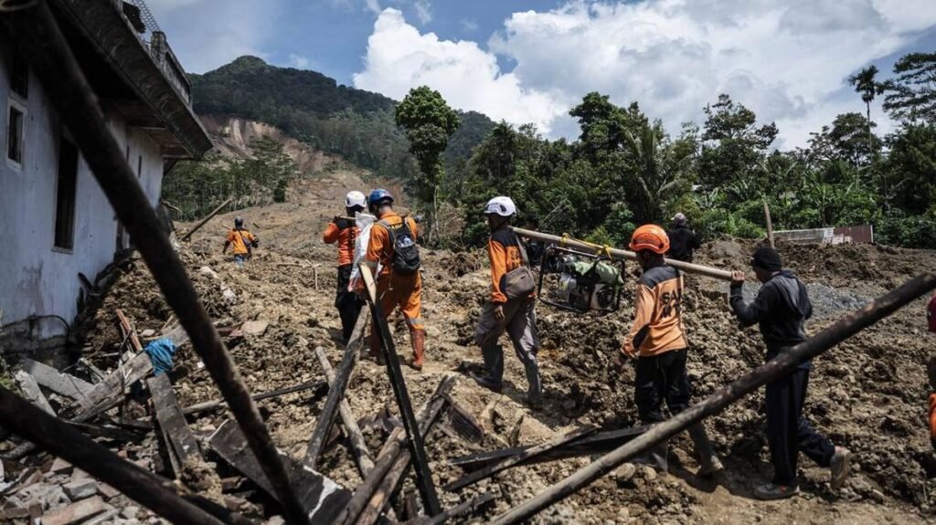 operasi-sar-bencana-tanah-longsor-banjarnegara-1763511940719_169.jpeg
