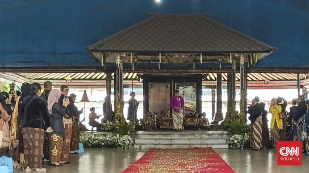 pakubuwana-xiv-purbaya-resmi-jumeneng-jadi-raja-keraton-surakarta-1763182517187_169.jpeg