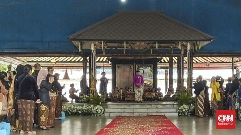 pakubuwana-xiv-purbaya-resmi-jumeneng-jadi-raja-keraton-surakarta-1763182517187_169.jpeg